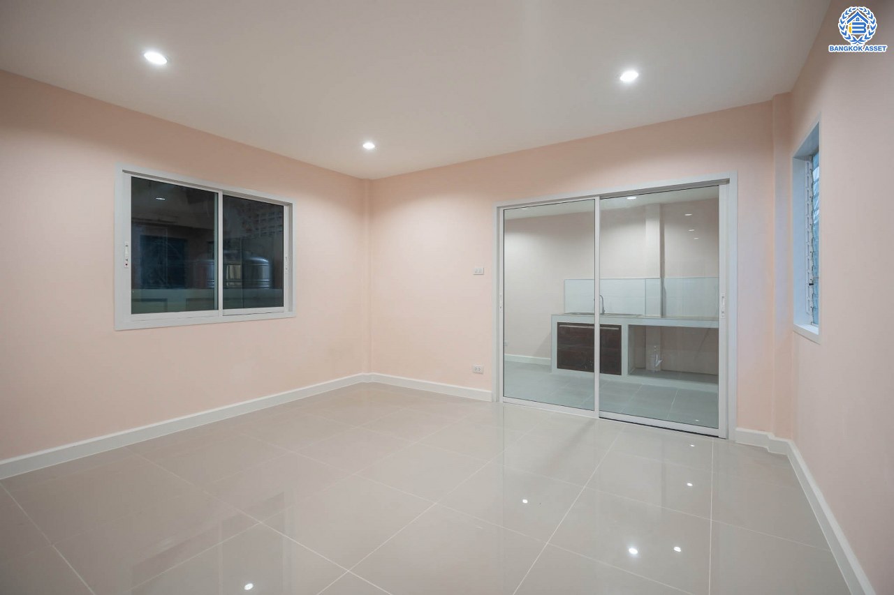 บ้านมือสองตกแต่งใหม่ โครงการ ดอนเมืองวิลล่า2 เพิ่มสิน บ้านแฝดหลังใหญ่ เนื้อที่ 39 ตร.ว. พื้นที่ใช้สอยเยอะถึง 240 ตร.ม. ฟังก์ชัน 3 ห้องนอน 2 ห้องน้ำ 1 ห้องอเนกประสงค์ จอดรถได้ 2 คัน บนทำเลเดินทางสะดวก เชื่อมต่อถ.สายไหม, ถ.พหลโยธิน ใกล้รถไฟฟ้าสายสีเขียว "สถานีสะพานใหม่" และทางด่วน "ฉลองรัช" รายล้อมด้วยสิ่งอำนวยความสะดวกครบครัน